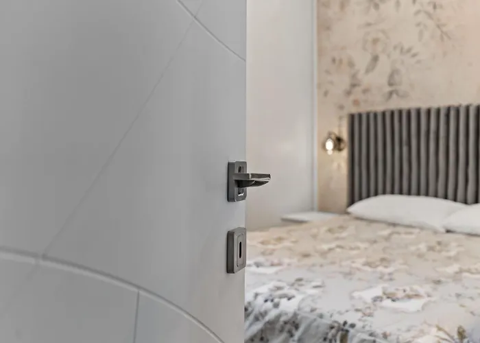 Monkey's Den Ultra-central Bukarest