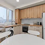 Monkey's Den - Artistic 2br With Balcony