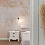 Monkey's Den - Artistic 2br With Balcony Apartman *