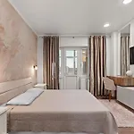 Monkey's Den - Artistic 2br With Balcony *
