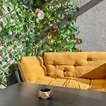 Monkey's Den - Artistic 2br With Balcony *