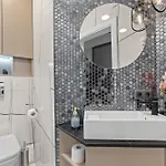 Monkey's Den - Artistic 2br With Balcony Apartman
