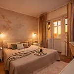 Monkey's Den - Artistic 2br With Balcony *