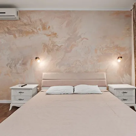 Monkey's Den Ultra-central *