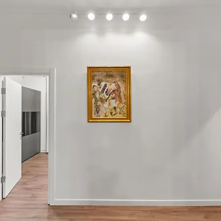 Monkey's Den Ultra-central