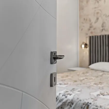 Monkey's Den Ultra-central Bukarest