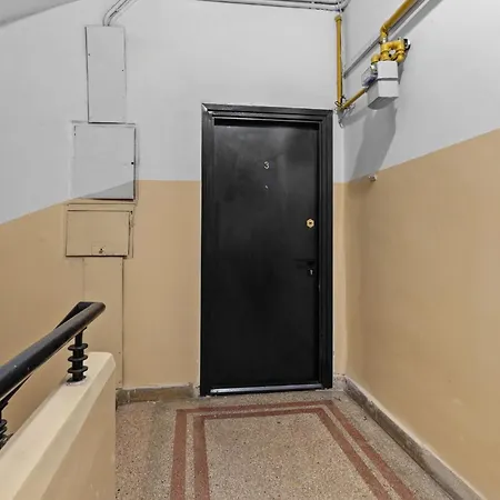 Monkey's Den Ultra-central