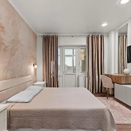 Monkey's Den Ultra-central *