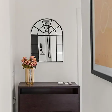 Monkey's Den - Artistic 2br With Balcony