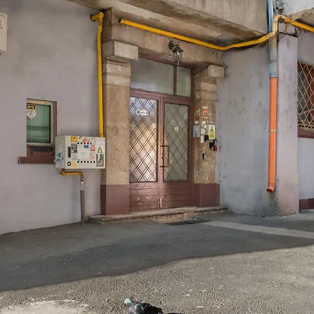 Monkey's Den - Artistic 2br With Balcony *