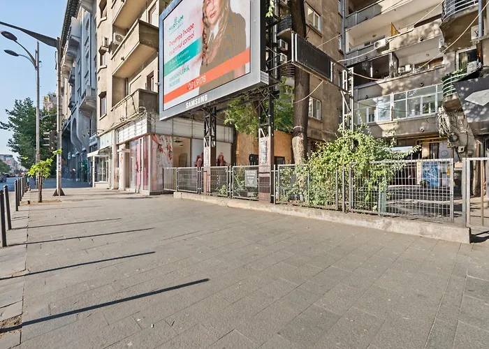 Monkey's Den - Artistic 2br With Balcony Apartment *