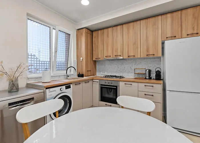 Monkey's Den - Artistic 2br With Balcony