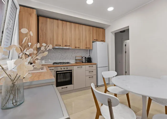 Monkey's Den - Artistic 2br With Balcony Apartment