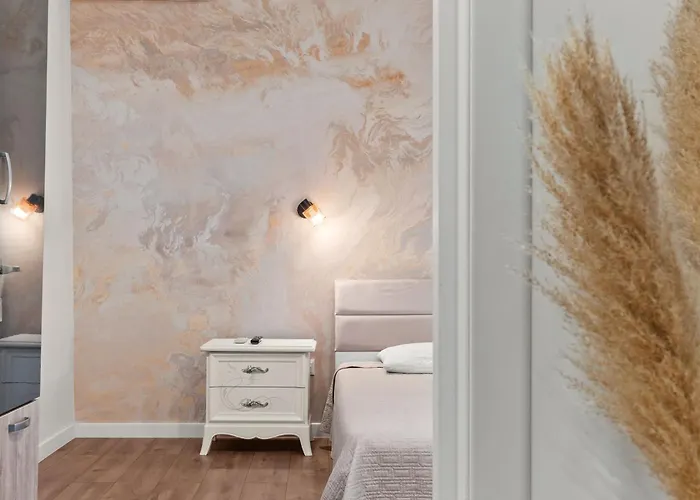 Monkey's Den - Artistic 2br With Balcony Apartment *