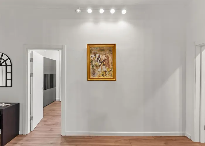 Monkey's Den - Artistic 2br With Balcony