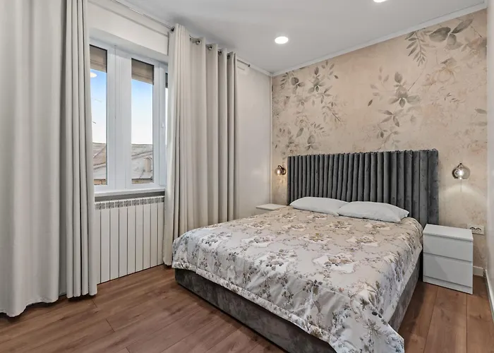Апартаменты Monkey's Den - Artistic 2br With Balcony *