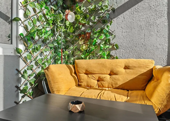 Monkey's Den - Artistic 2br With Balcony *