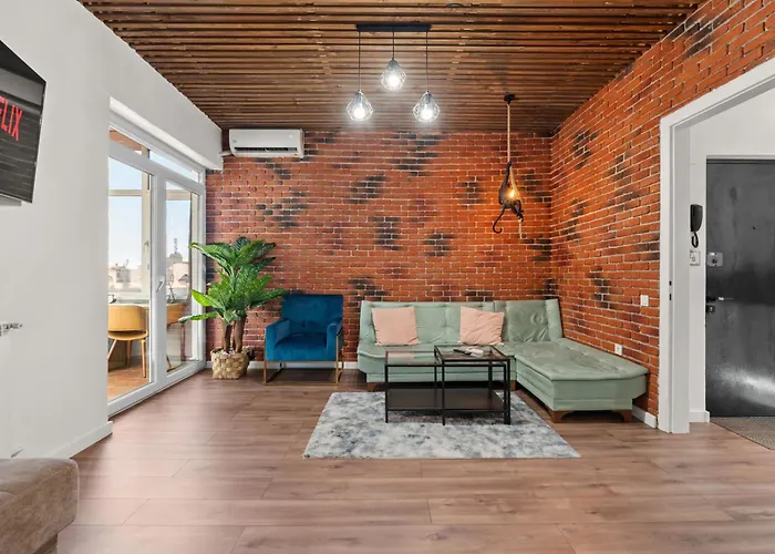 Monkey's Den - Artistic 2br With Balcony Apartment