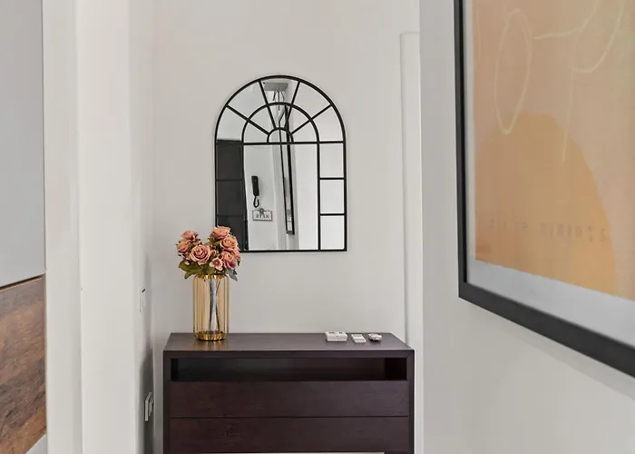 Monkey's Den - Artistic 2br With Balcony