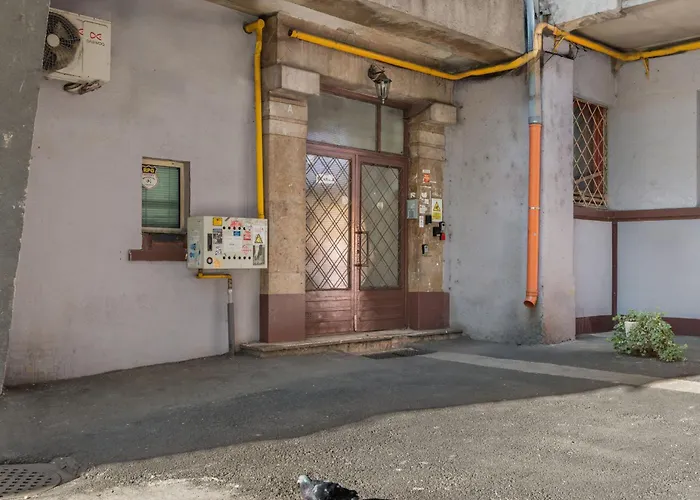 Monkey's Den - Artistic 2br With Balcony *